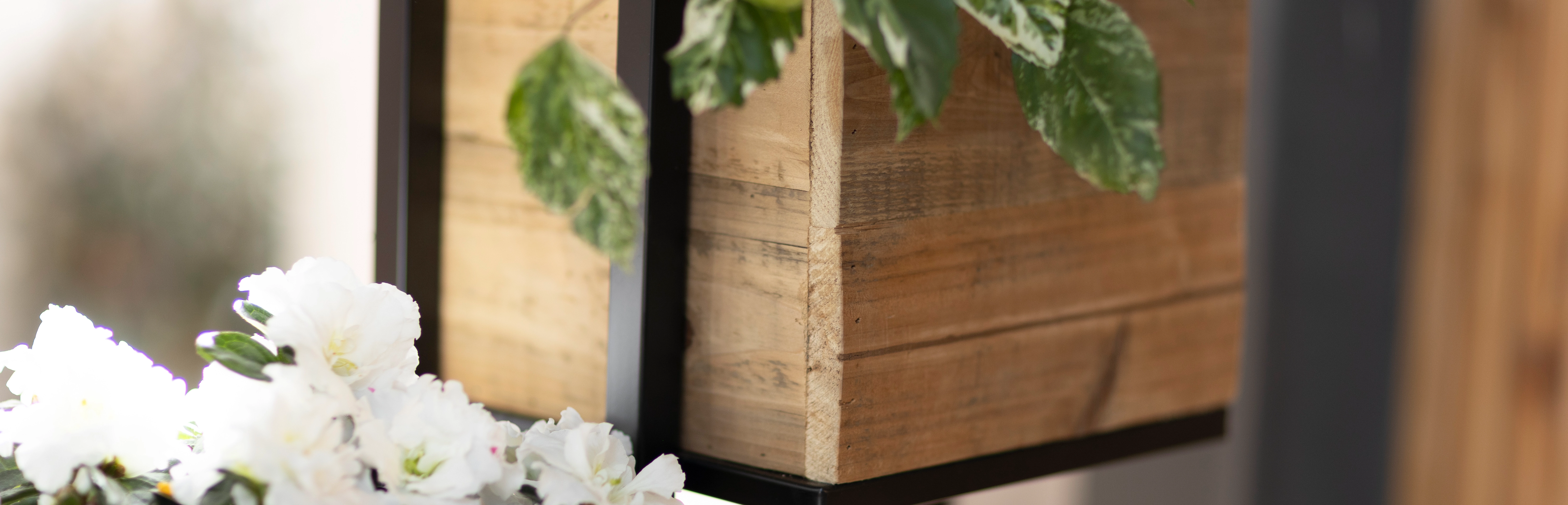 Sommerdeko: Holzgefäß mit weißen Blumen als natürliche Dekoration für Wohnräume