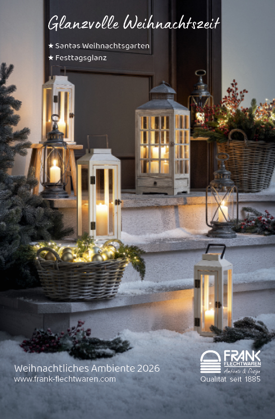 Katalog Weihnachtliches Ambiente 2026 mit verschneiter Weihnachtsdekoration, leuchtenden Laternen, Flechtkörben, Tannengrün und Christbaumkugeln