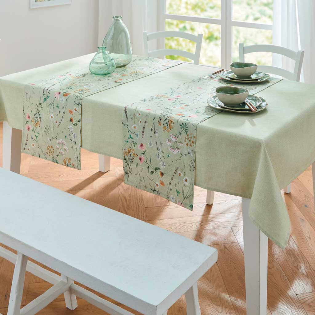 Tischwäsche: grüner Tischläufer mit buntem Blumenmuster als frische Frühlingsdeko