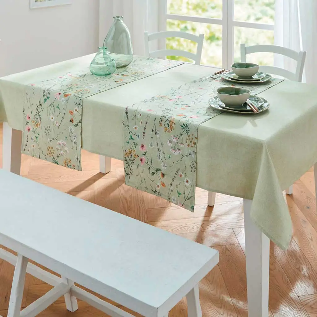 Tischwäsche: grüner Tischläufer mit buntem Blumenmuster als frische Frühlingsdeko