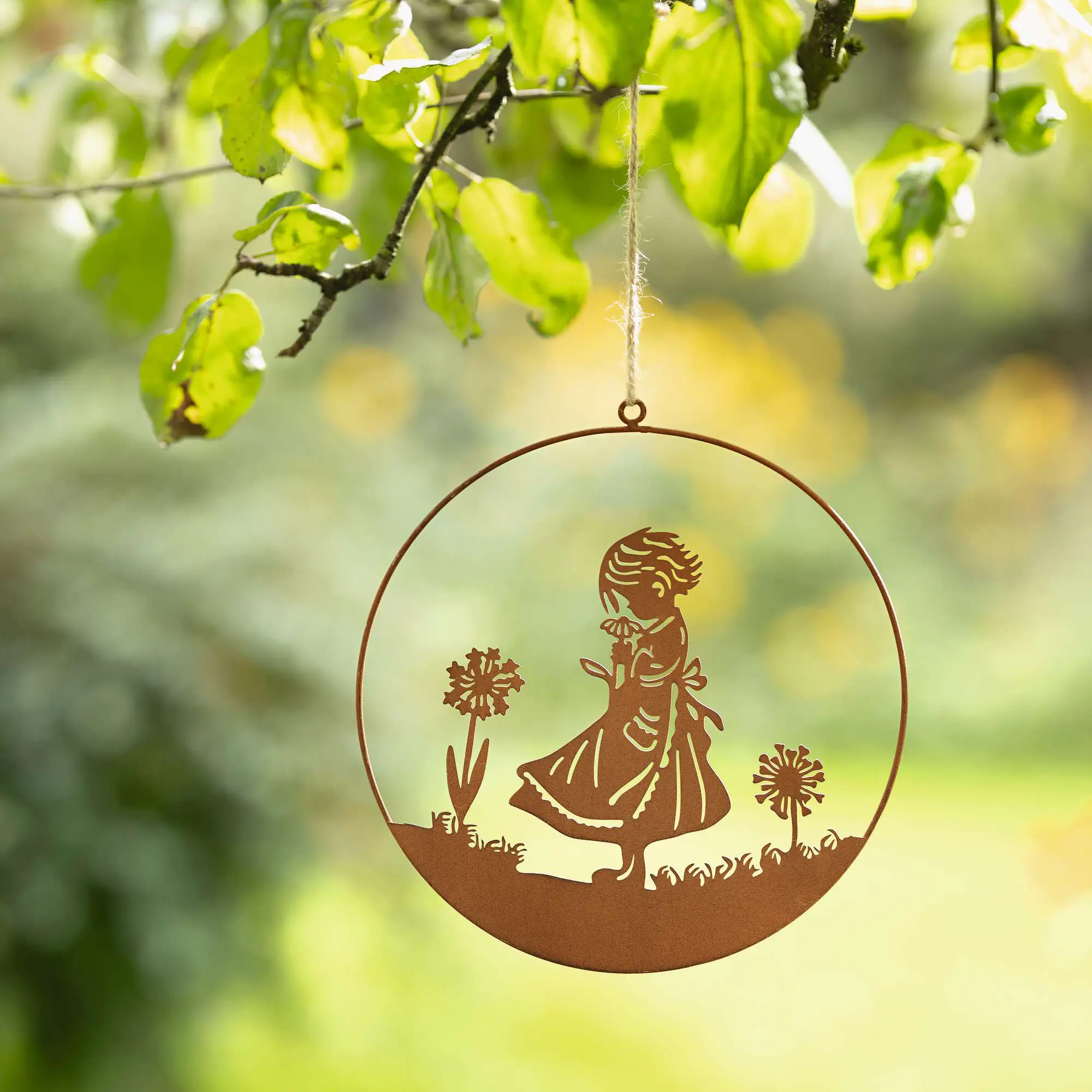 Hänger "Mädchen mit Blume"  im Frank Flechtwaren Online Shop für Ostern kaufen