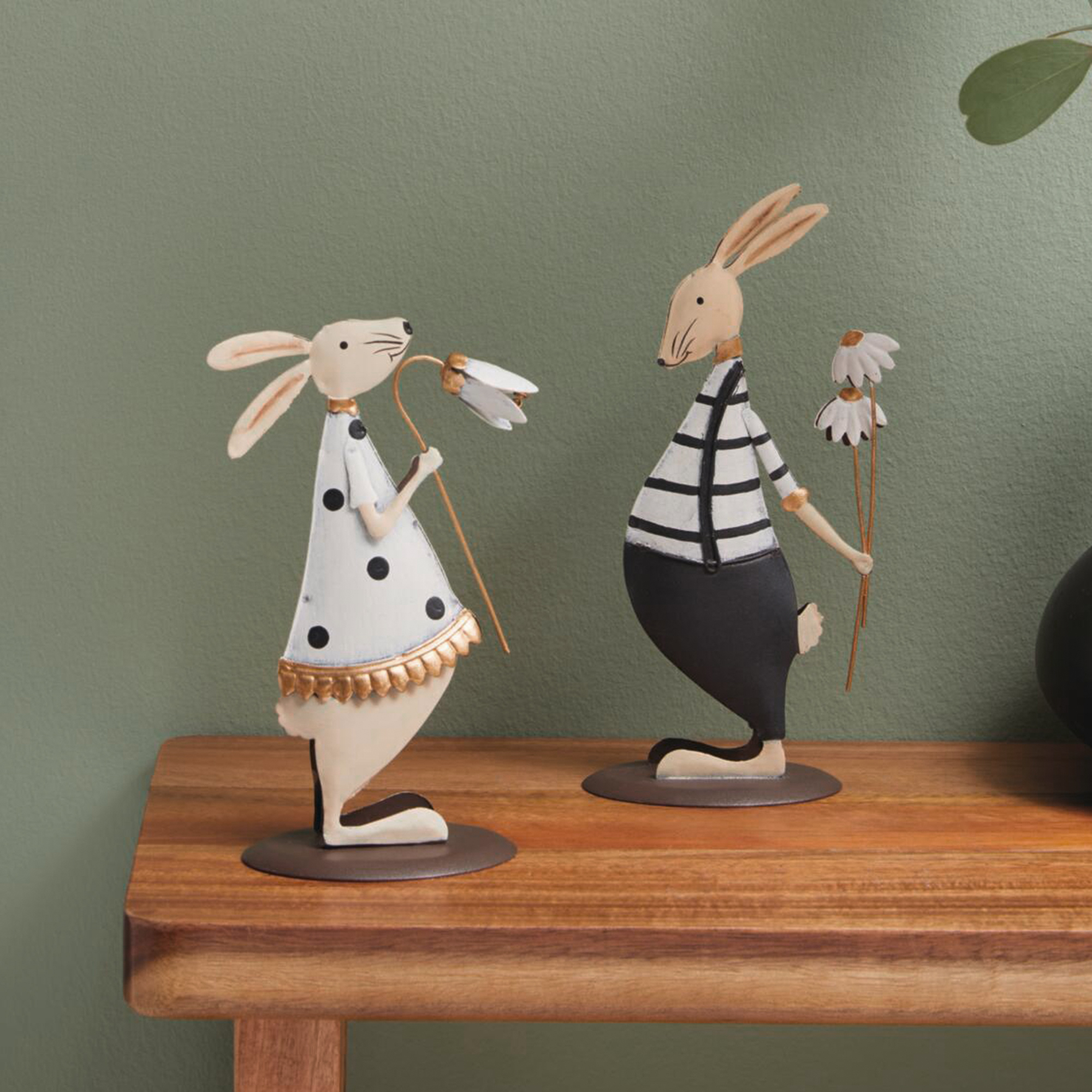 Figur "Hasenpaar mit Blümchen", 2er Set  im Frank Flechtwaren Online Shop für Gerade eingetroffen kaufen