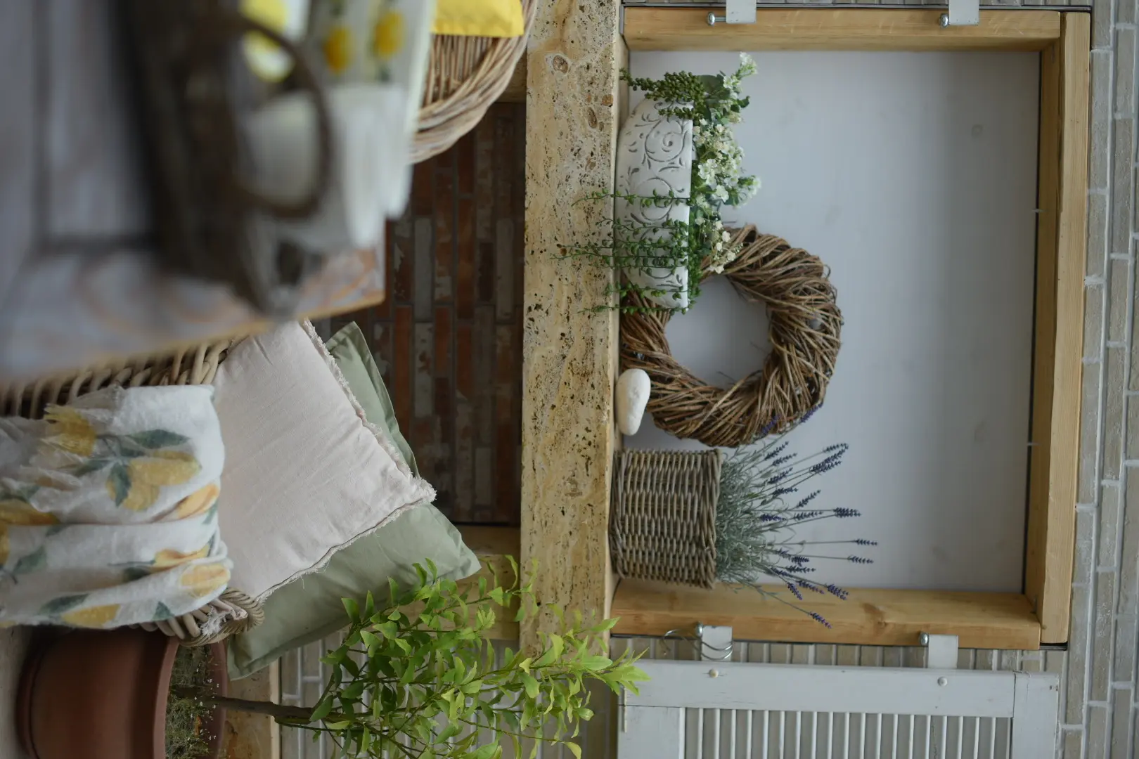 Wohninspiration: Lavendel im Weidenkorb und Naturkranz als Dekoration im Landhausstil