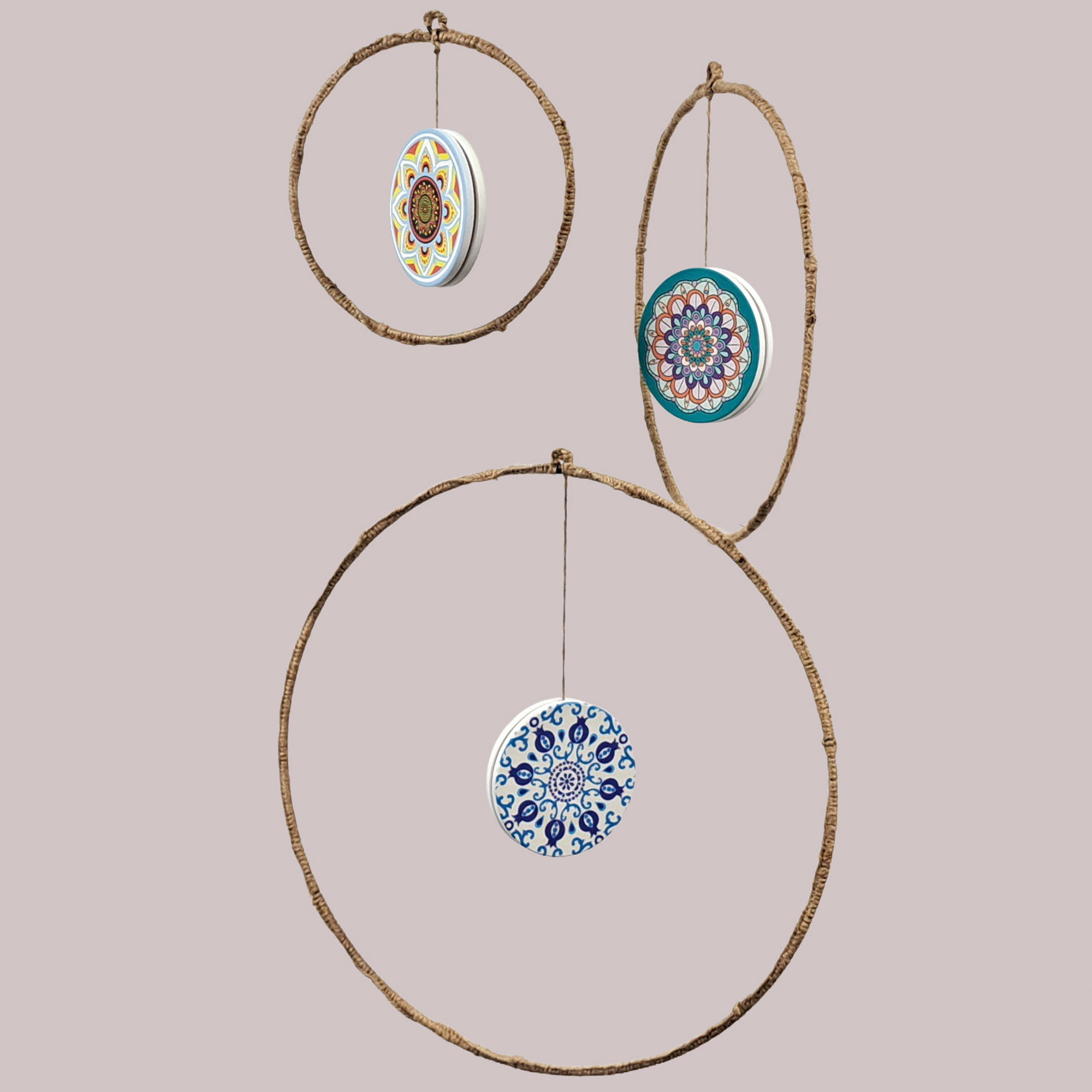 Hängedeko: dekorative Mandala‑Anhänger in Naturrahmen als sommerliche Wanddekoration