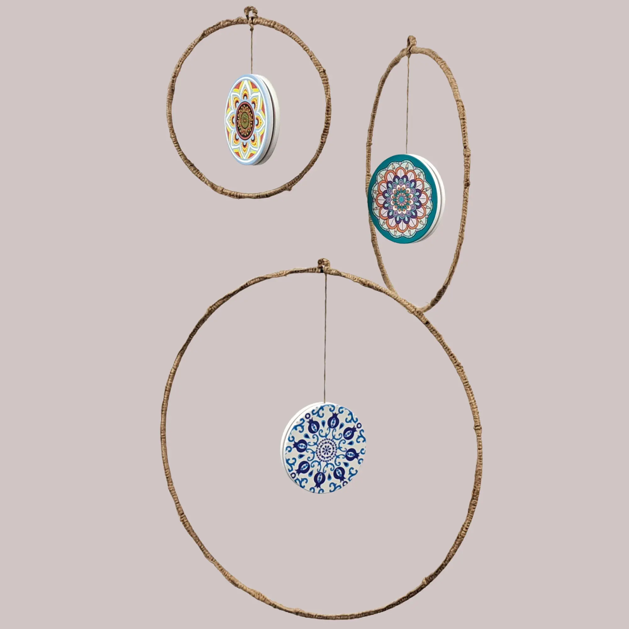 Hängedeko: dekorative Mandala‑Anhänger in Naturrahmen als sommerliche Wanddekoration