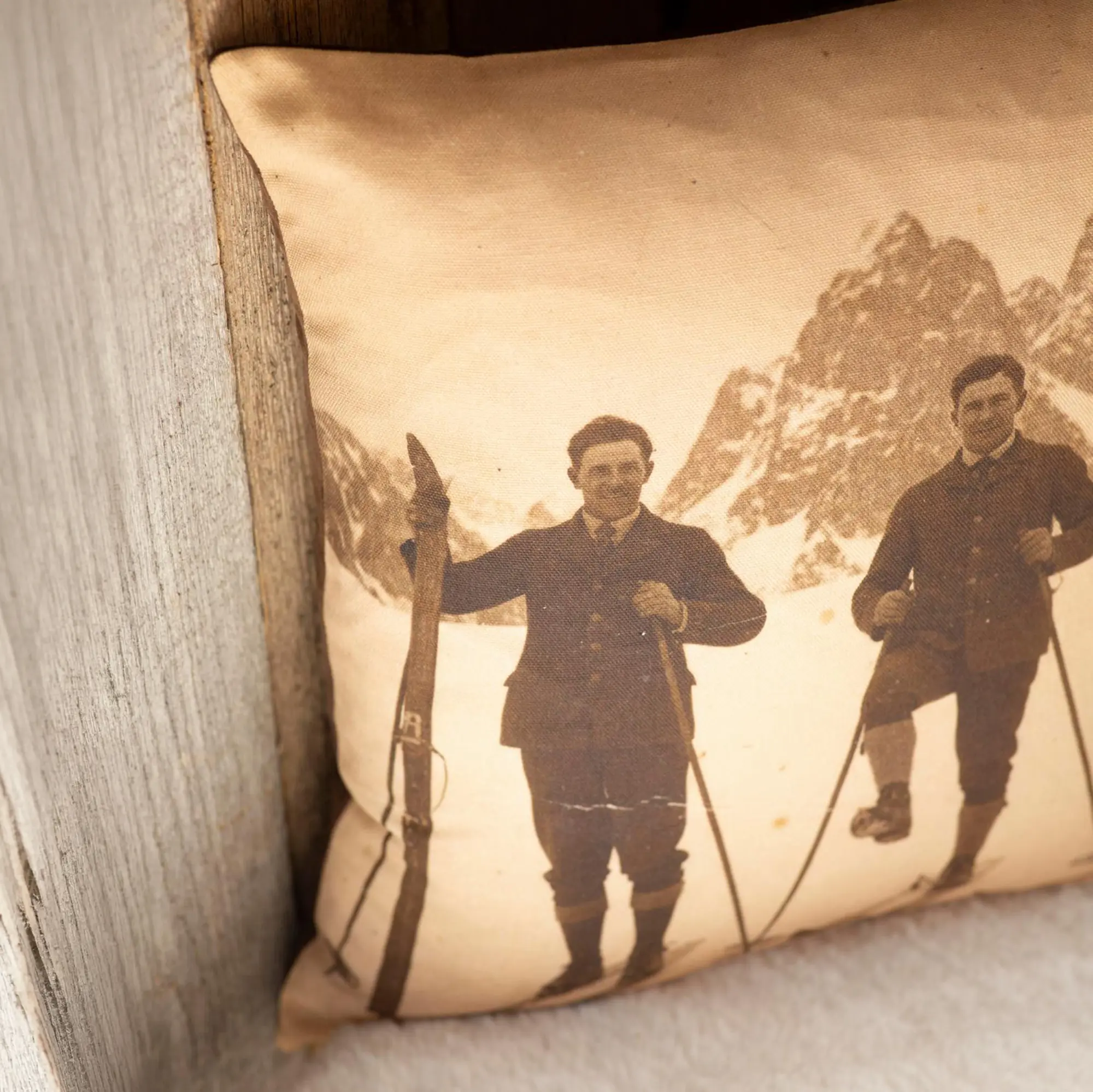 Kissenhülle "Vintage Skiing"  im Frank Flechtwaren Online Shop für Kissenhüllen kaufen