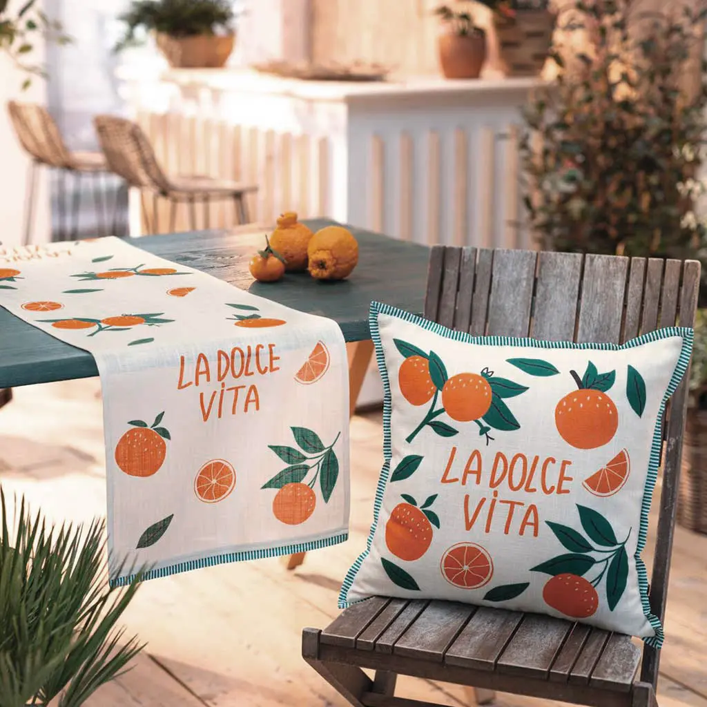 Tischwäsche: weißes Kissen und Läufer mit Orangenmuster als mediterrane Terrassendeko