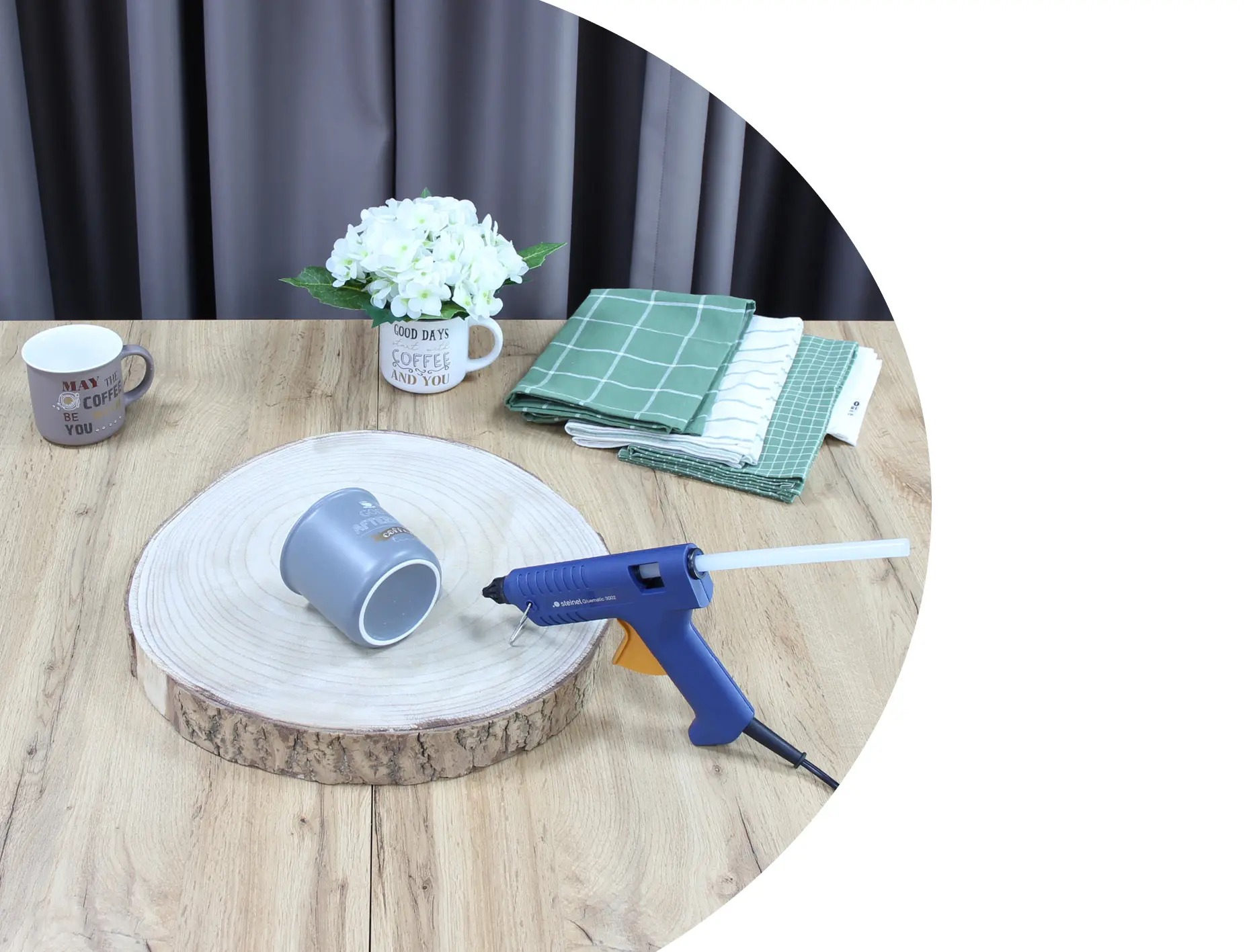 DIY‑Deko: Holztablett, Kaffeebecher, Küchentücher und Heißklebepistole für kreative