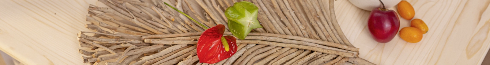 Deko‑Inspiration: kreatives Arrangement aus Naturmaterialien und Farben für Wohnräume