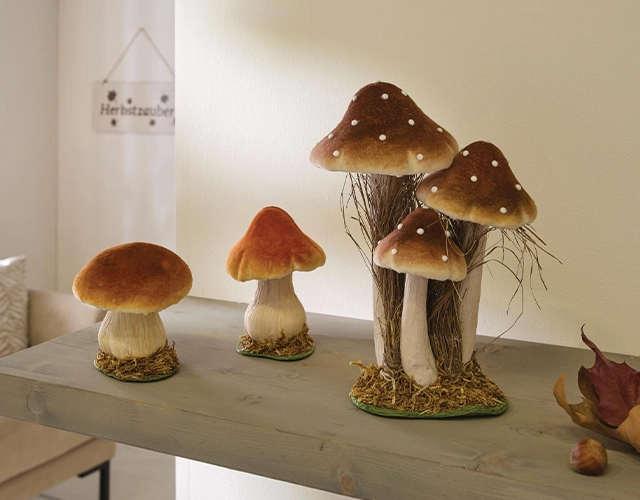 Herbstdeko: Keramikpilze in Braun und Creme als natürliche Dekoration auf Holzregal