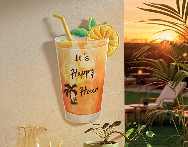 Wanddeko: dekoratives Cocktailglas mit Zitronenmotiv als sommerliche Outdoor‑Bar‑Dekoration
