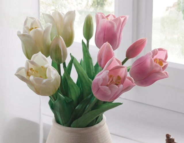 Kunstblumen: pastellfarbene Tulpen in cremefarbener Vase als frühlingshafte Wohnraumdeko