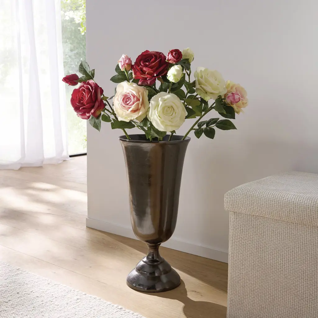 Rosenstrauß in Rot, Creme und Rosa in hoher Metallvase