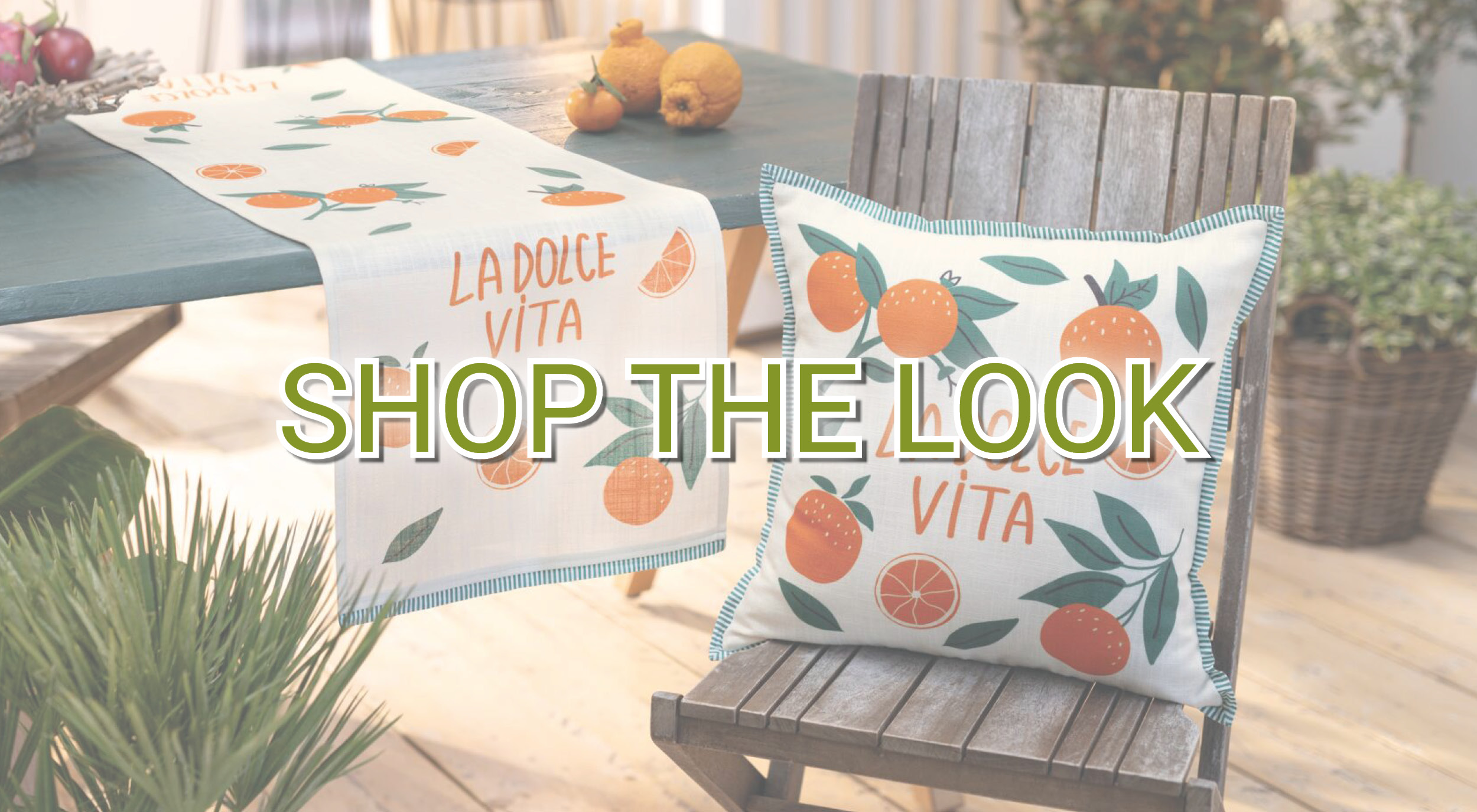Wohntextilien: Kissen und Tischläufer mit Orangenmotiv als sommerliche Terrassen‑ und Tischdeko