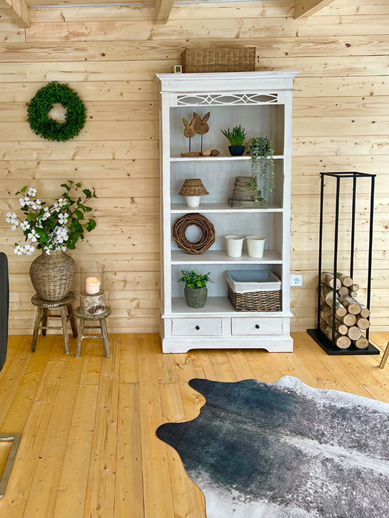 dekoriertes regal mit dekoranz