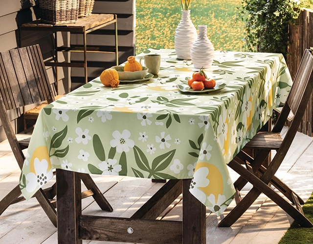 Wohntextilien: grüne Tischdecke mit Blumen‑ und Zitronenmotiv als sommerliche Gartentischdeko