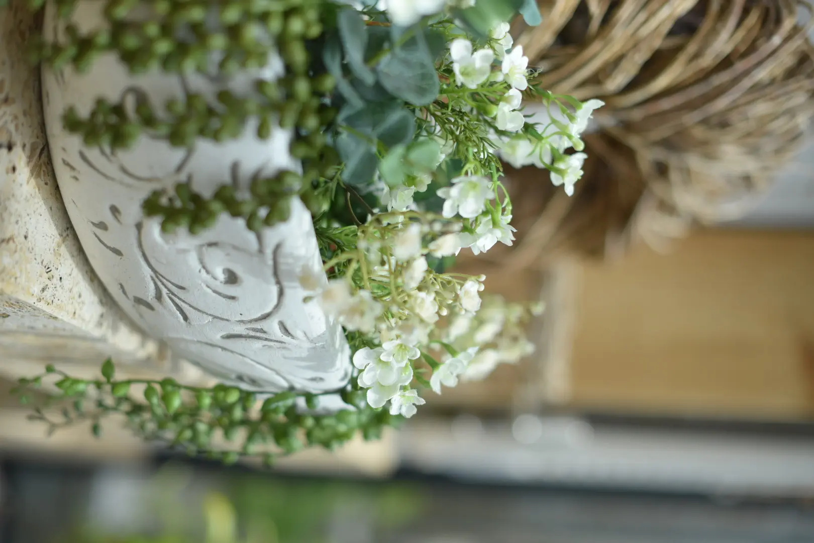 Pflanzgefäß: weißer Blumentopf mit grünen Pflanzen und weißen Blüten als natürliche Dekoration