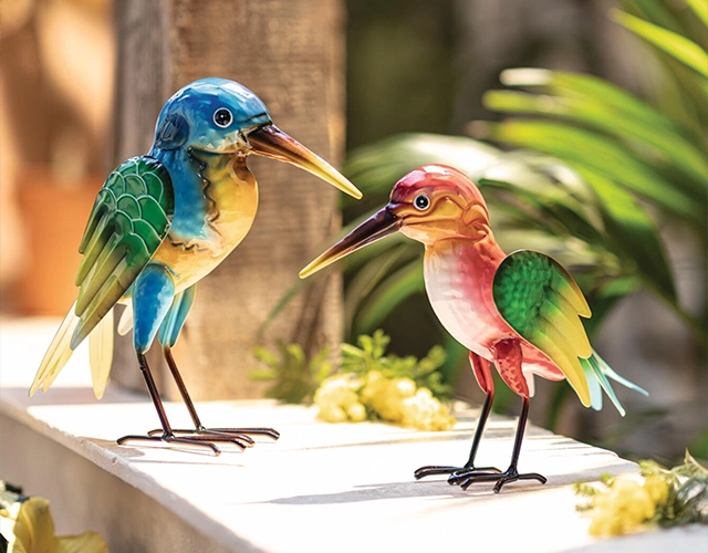 Gartendeko: bunte Metallvögel in Blau und Rot als dekorative Figuren für Garten und Terrasse