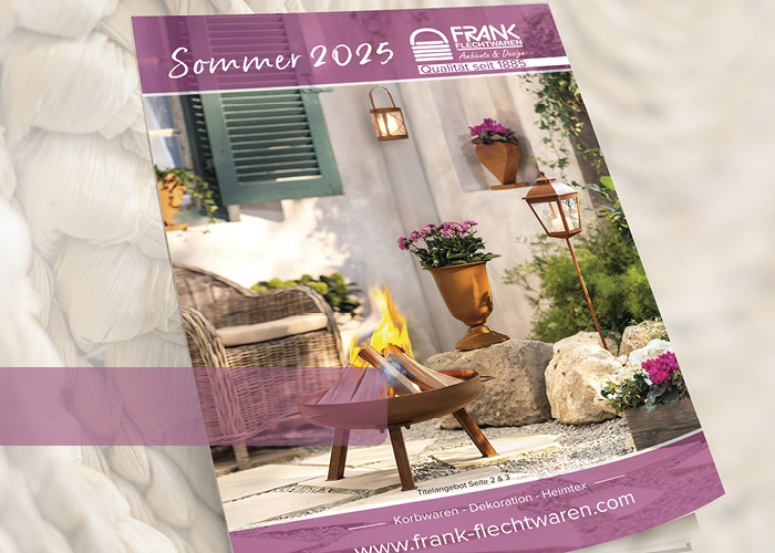 Sommerkatalog Der Sommerkatalog von Frank Flechtwaren auf einem Tisch liegend