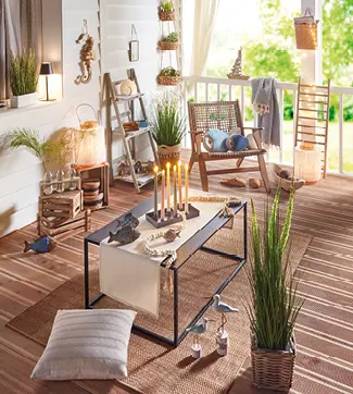 Terrassendeko rund um eine Sitzgruppe mit zahlreichen Dekoelementen