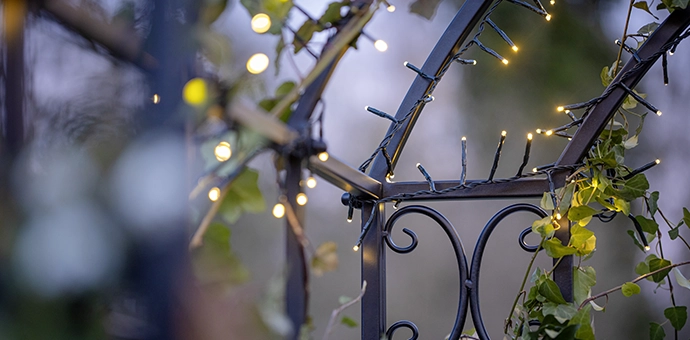 LED‑Leuchtdeko: Metallgestell mit warmweißer Lichterkette und Efeu als stimmungsvolle Gartendeko